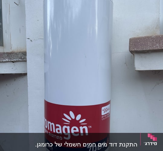 דוד חשמל מותקן על קיר חיצוני